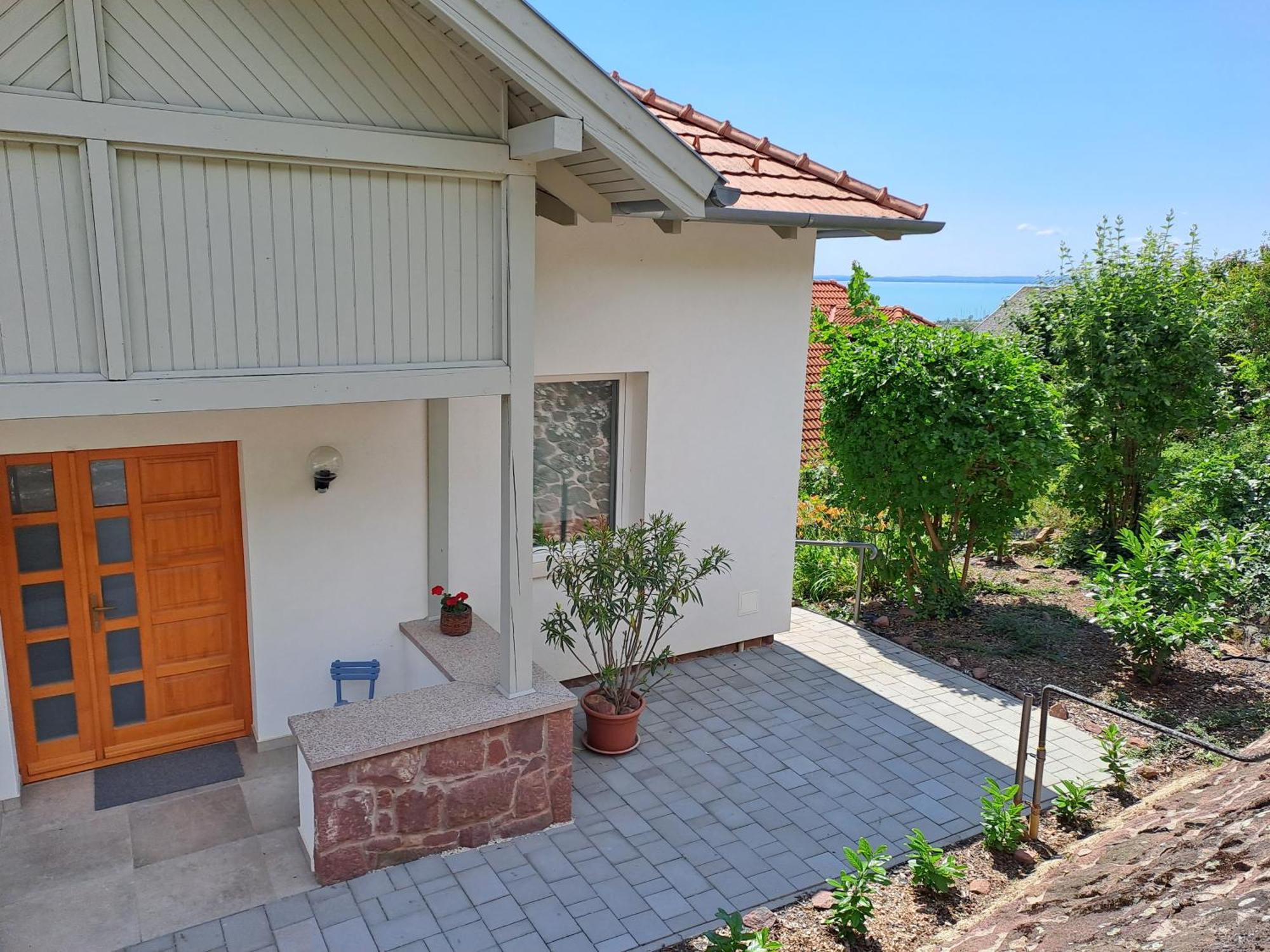 Belvarosi Haz Gyoenyoeru Panoramaval Balatonalmadi Exterior photo